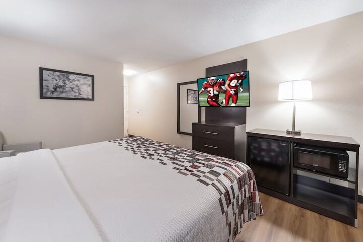 1 Queen Bed Mobility Accessible Roll in Shower (9 of 16)