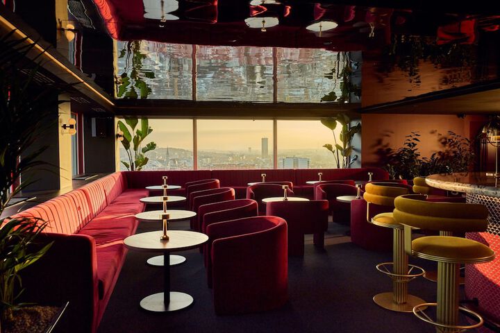 Lounge 90 of 109