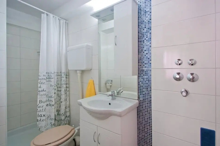 Room 4 of 7