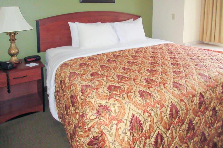 1 Queen Bed (1 of 11)