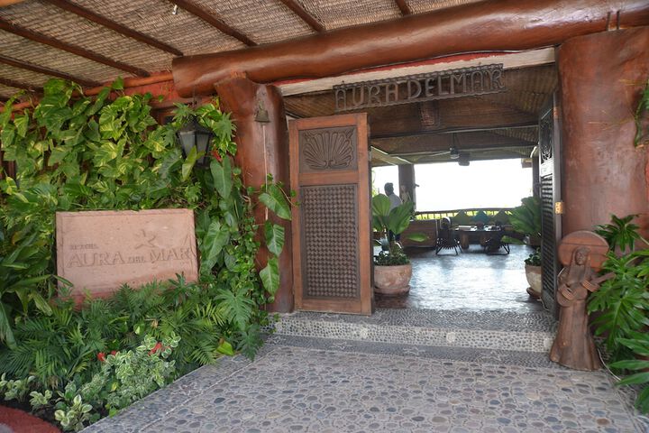 Check-in/check-out kiosk
