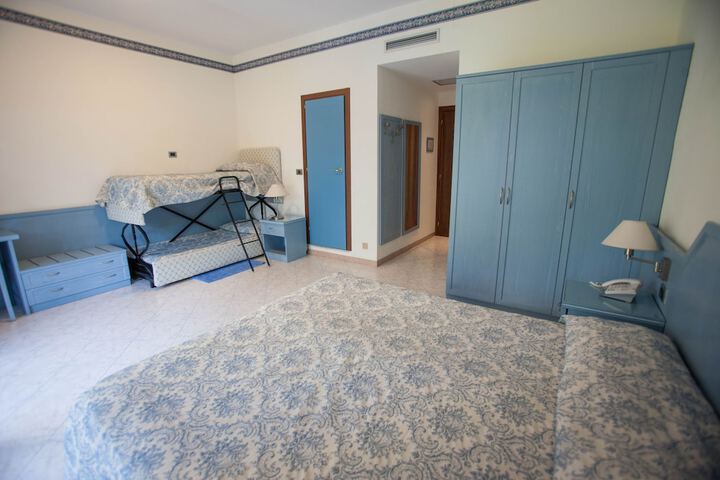 Room 28 of 69