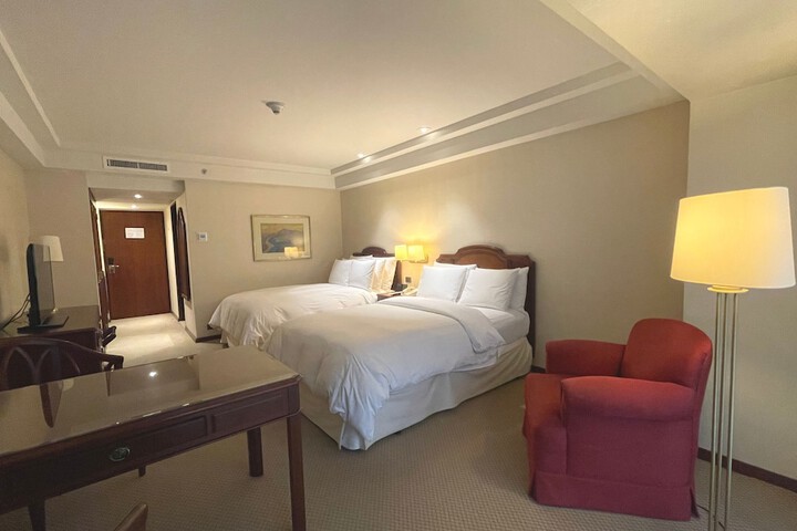 Room 5 of 170