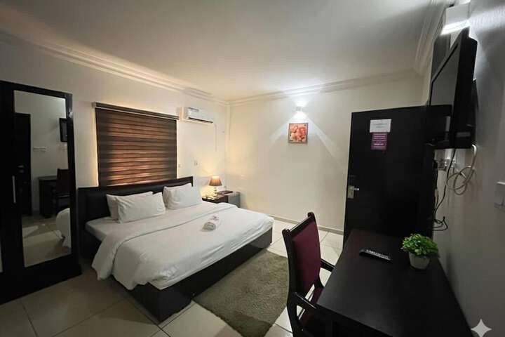 Room 5 of 18