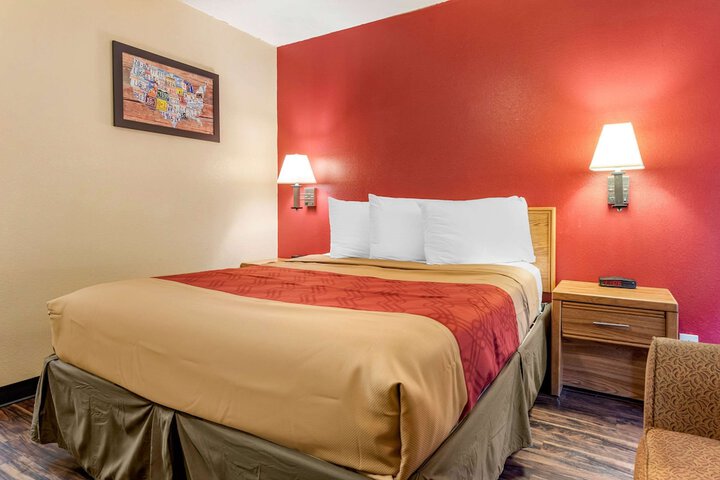 1 Queen Bed (15 of 19)