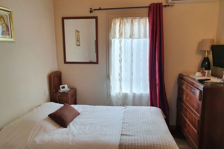Room 8 of 27