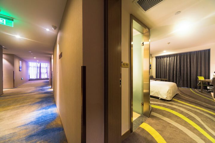 Room 4 of 18
