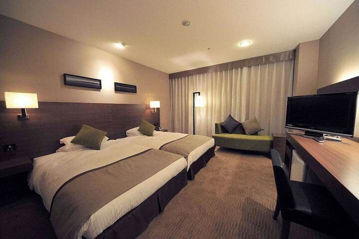 Room 4 of 9