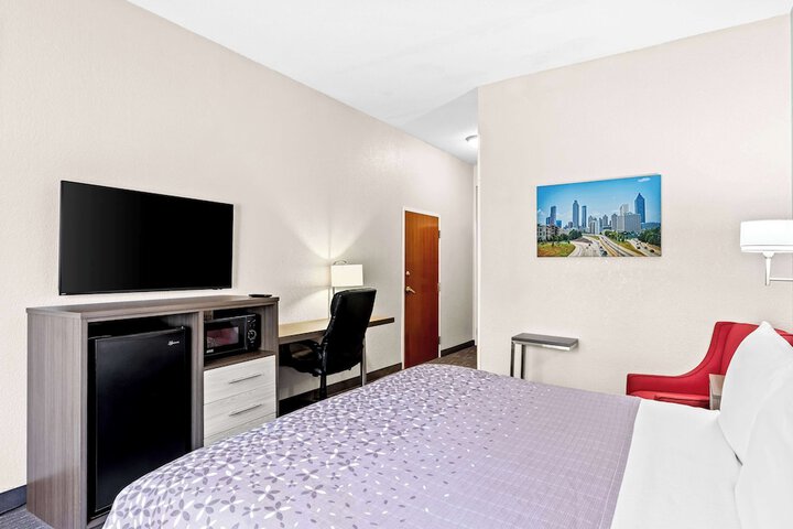 1 King Bed Microwave and Refrigerator WiFi Full Breakfast (9 of 17)
