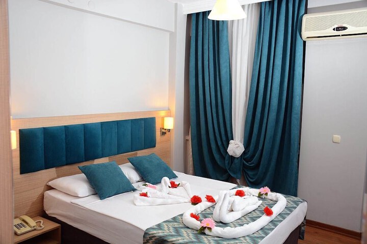 Room 3 of 77