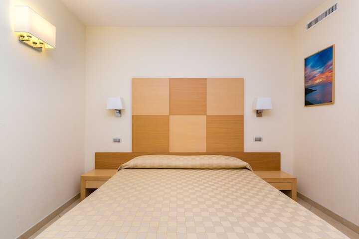 Room 8 of 75