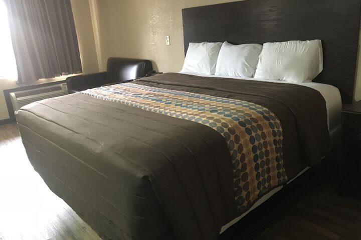 Basic Single 2 Double Beds (10 of 17)