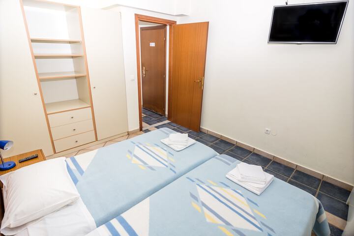 Room 13 of 64