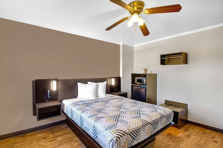 Deluxe Room 1 Queen Bed Refrigerator, Microwave (4 of 4)
