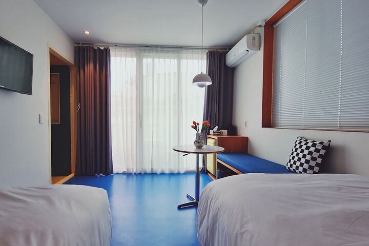 Room 11 of 28