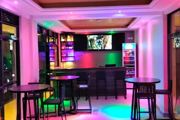Lounge 17 of 23