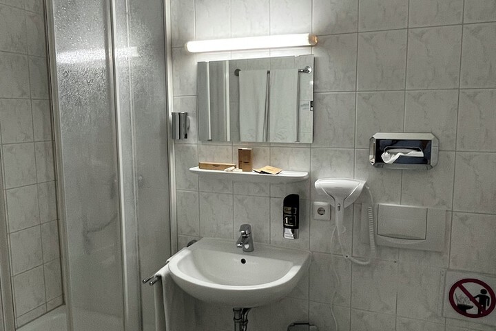 Room 17 of 38