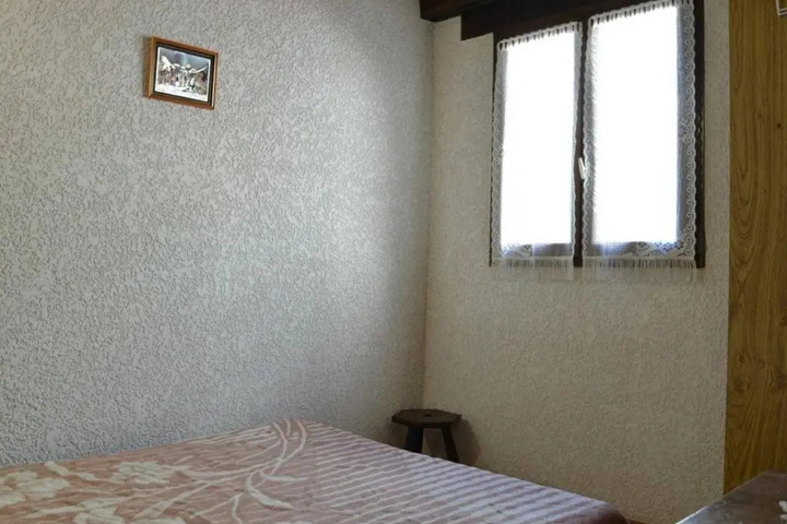 Room 5 of 12