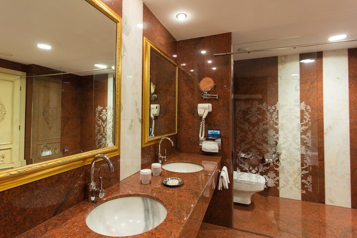 Room 14 of 90