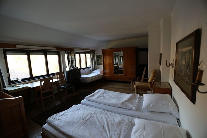 Room 3 of 86