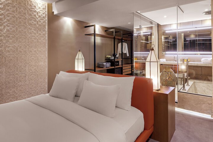 Room 6 of 74