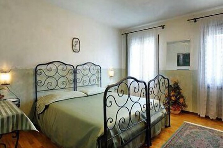 Room 5 of 28