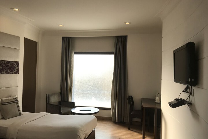 Room 13 of 37