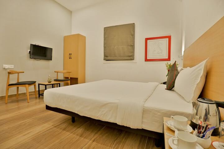 Room 6 of 33