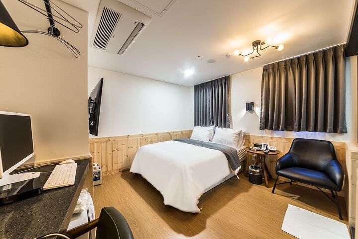 Room 82 of 165