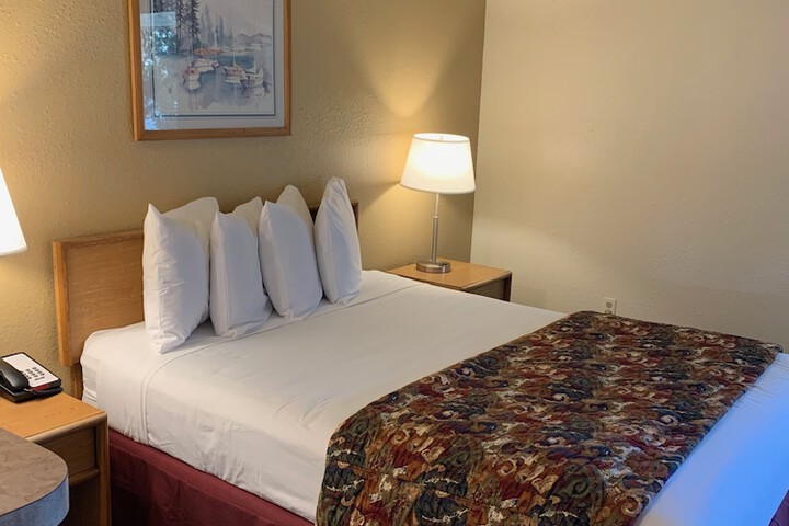 1 Queen Bed (18 of 18)