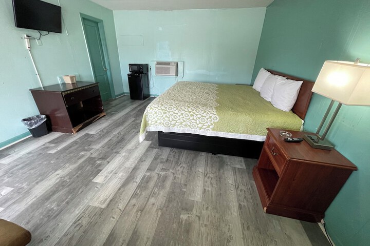 Standard Single Room 1 King Bed Bathtub (5 of 6)
