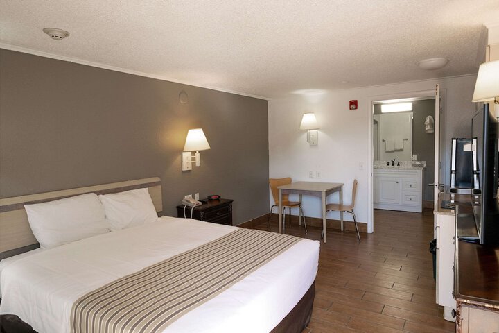 1 Queen Bed (4 of 6)