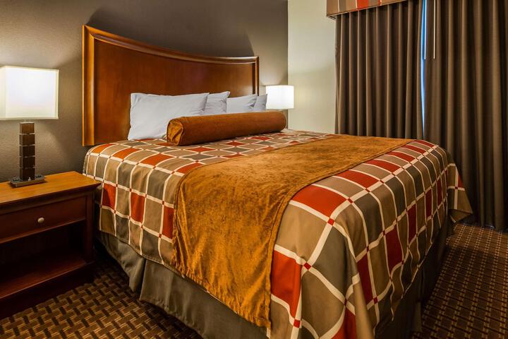 Suite 1 King Bed Separate Bedroom Sofa Bed Corner Room Dry Bar Full Breakfast (3 of 14)