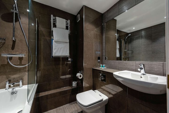 Room 32 of 63
