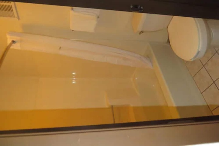 1 King Bed (2 of 17)