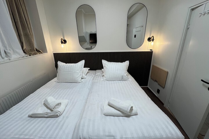 Room 13 of 27