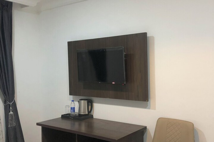 Room 12 of 33