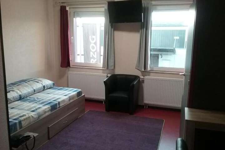 Room 4 of 18
