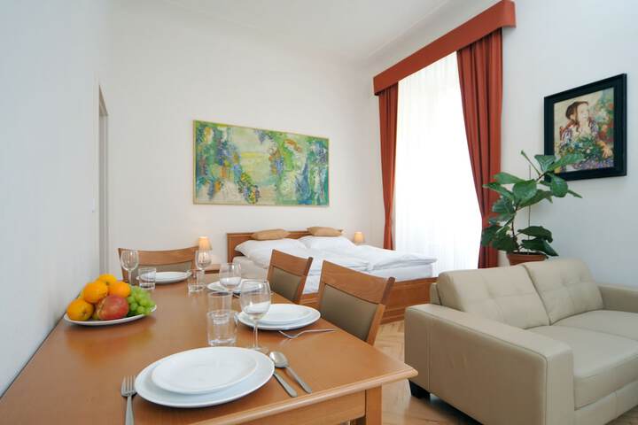 Apartment house Anenská in Prague