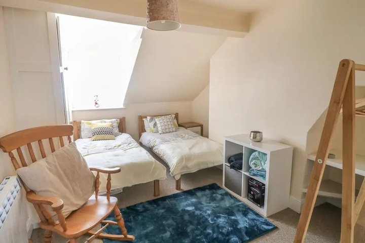 Room 5 of 12