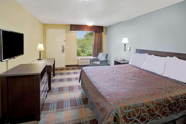 1 King Bed Mobility Accessible (10 of 14)