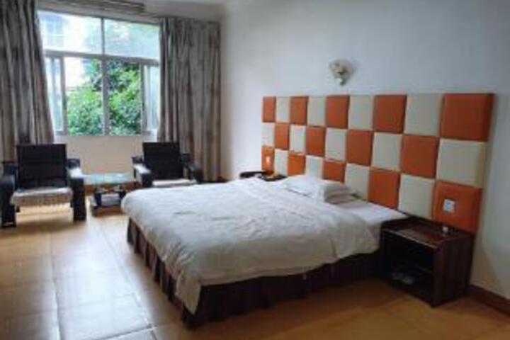 Room 8 of 10
