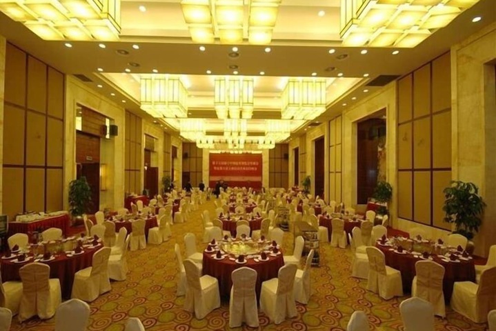 Ballroom/Hall 18 of 21