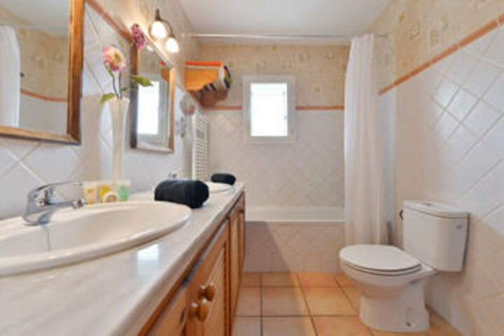 Room 4 of 27