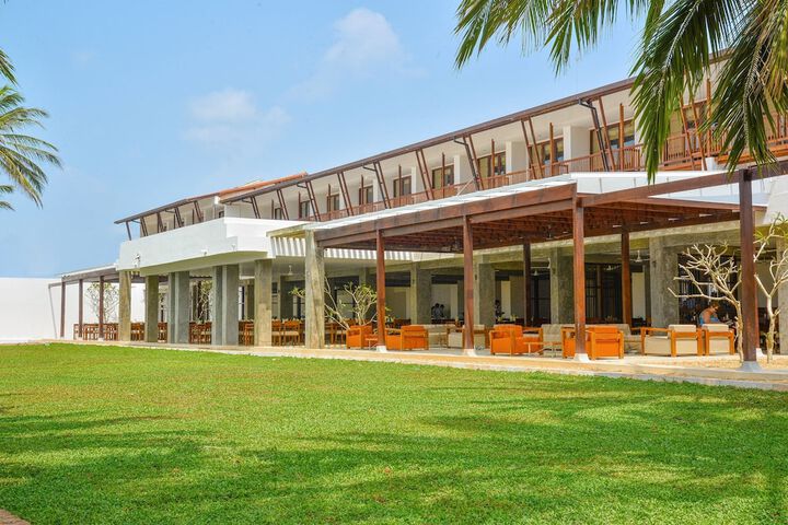 Hotel Exterior 40 of 44