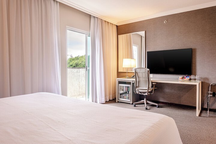 Room 33 of 240