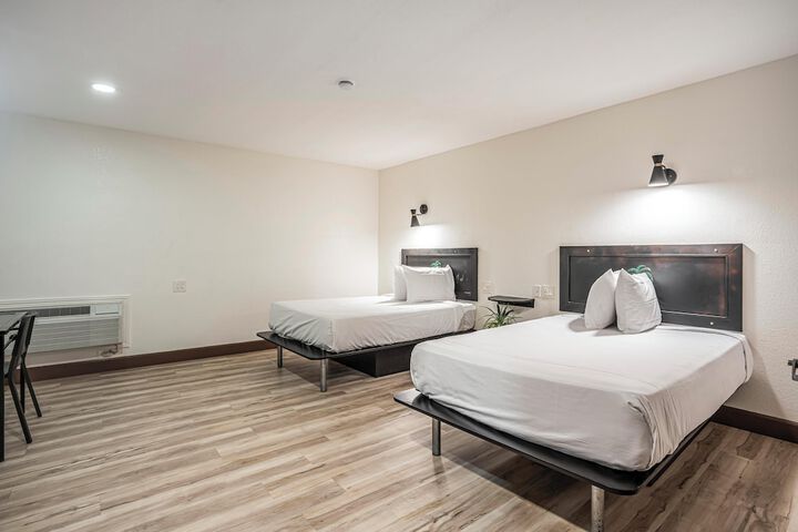 2 Double Beds (12 of 15)
