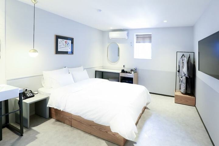 Room 10 of 28
