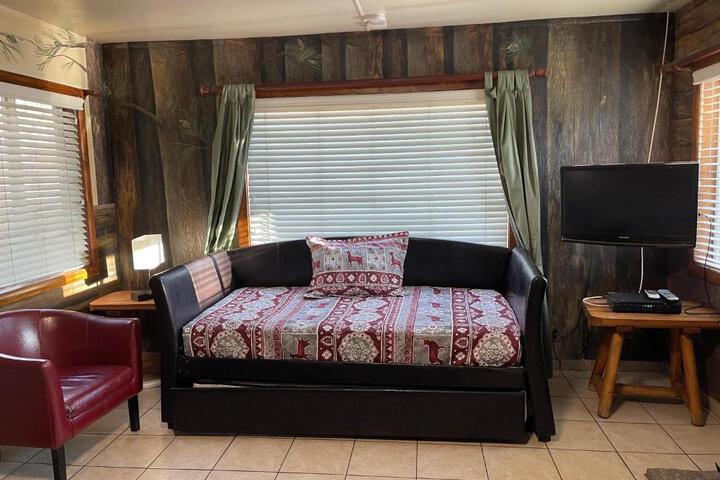 Motel Economy King Bed Mountain View Private Bathroom Balcony (31 of 84)