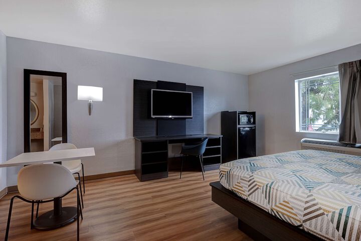1 King Bed Micfridge (4 of 13)